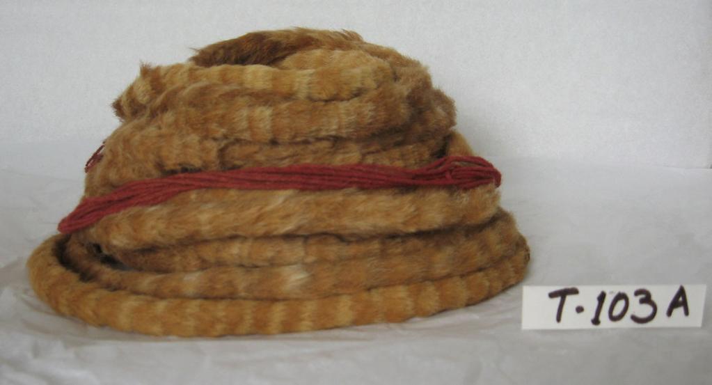 The fringe threads are S-twisted with either two or four Z-spun yarns. The headband is in a good state of conservation, although it is broken in two pieces at the principal cord.