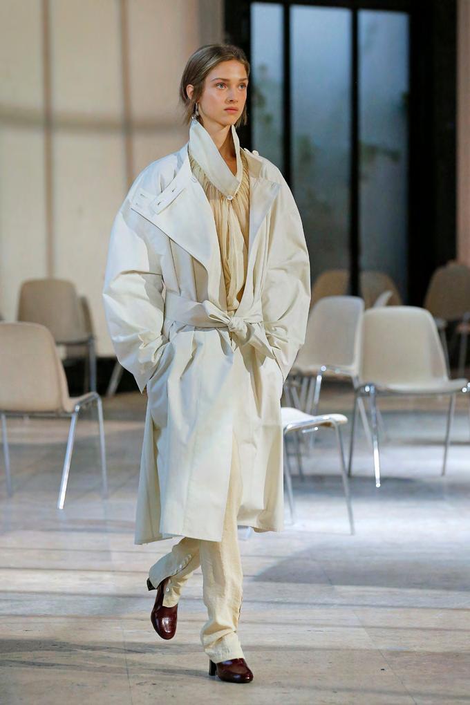 18. Wide overcoat in water-repellent cotton ventile, pleated blouson in nylon veil, buttoned pants in