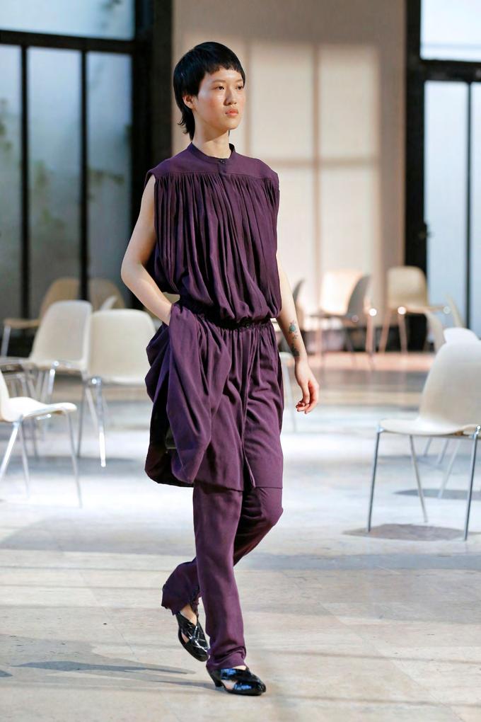 31. Pleated tunic and buttoned pants in cotton muslin,