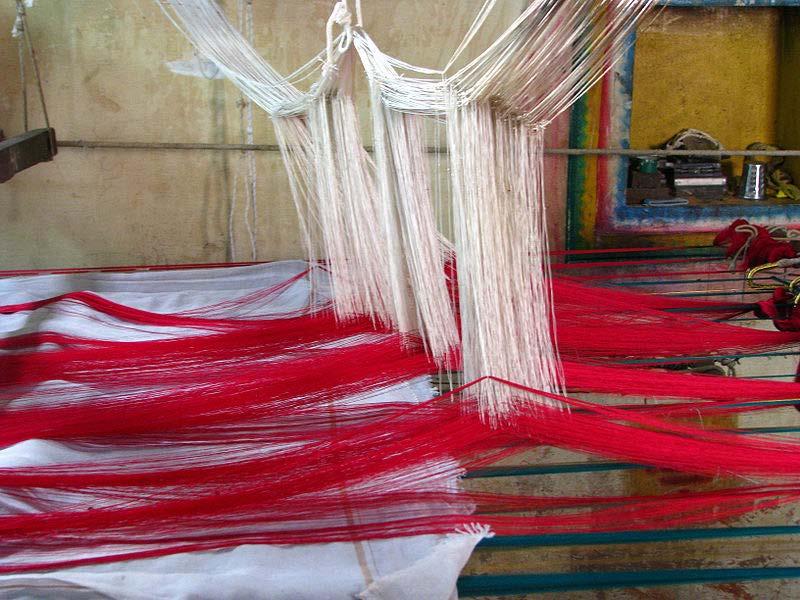The sari as cloth Silk sari weaving at Kanchipuram, Tamil Nadu Saris are woven with one plain end (the end that is concealed inside the wrap), two long decorative borders running the length of the