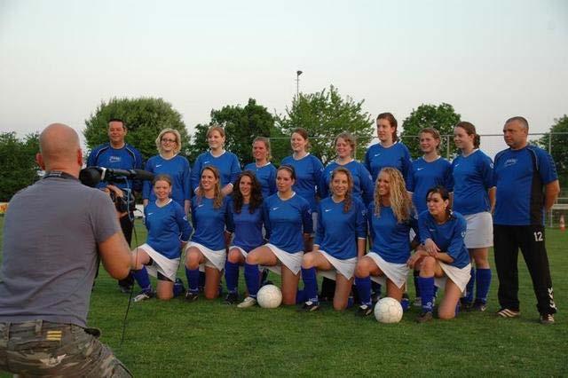 FC de Rakt DA1 (2008/2009) For many years, the wearing of white dresses or skirts by female players was a requirement for competitions such as tennis, table tennis and badminton.