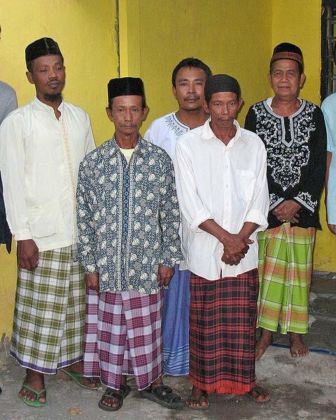 Chapter 8 Sarong Javanese men often wear sarongs during religious or casual occasions. Surabaya, East Java, Indonesia.
