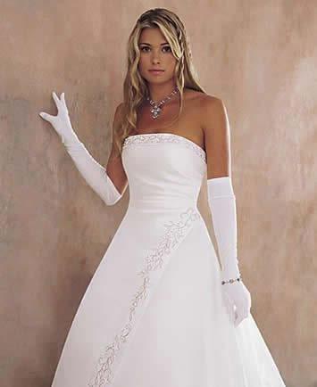Débutante Dress The Debutante Dress A debutante dress is a white ball gown, accompanied by white gloves and pearls worn by young women at their debutante ball.