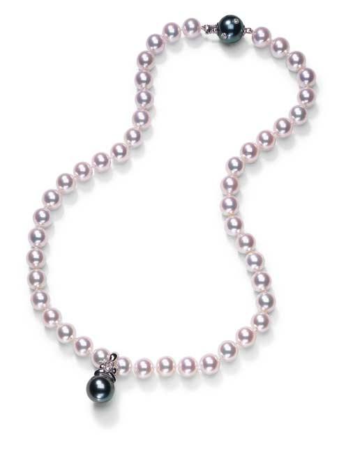 JAPANESE AKOYA CULTURED PEARLS 9 A single strand Japanese Akoya and black Tahitian South Sea cultured pearl necklace. Composed of 7.