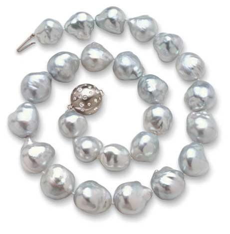 WHITE AUSTRALIAN SOUTH SEA PEARLS 23 A single strand South Sea cultured pearl necklace.
