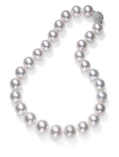 WHITE AUSTRALIAN SOUTH SEA PEARLS 25 A single strand South Sea cultured pearl necklace.