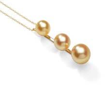GOLDEN INDONESIAN SOUTH SEA PEARLS 31 A golden South Sea cultured pearl pendant necklace.