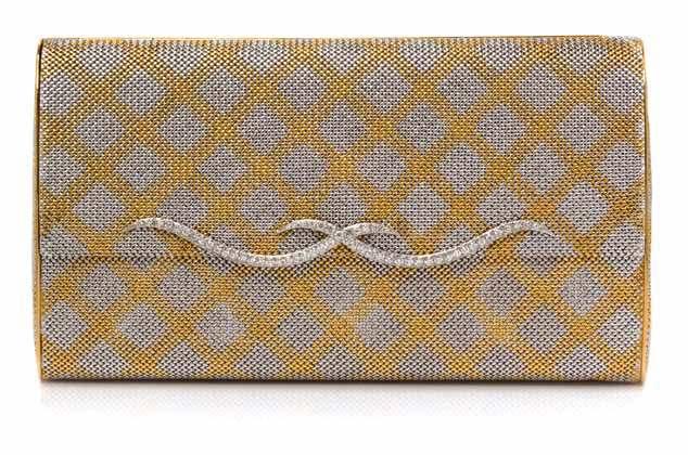 35 34 36 34 An 18 Karat Yellow Gold Compact with Mirror, Italian, in a basketweave motif, the sides highly polished, the clasp lip containing 11 round brilliant cut diamonds weighing approximately 0.