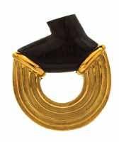 123 125 124 123 An 18 Karat Yellow Gold and Ebony Demi Parure, Christopher Walling, consisting of a brooch composed of a C-shape luted gold section enclosing a polished ebony section, together with a