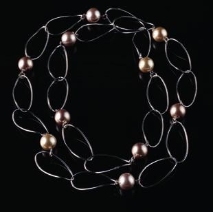 (90cm) PEARL STATION NECKLACE CODE: 2290 59,90 Rhodium plated necklace with