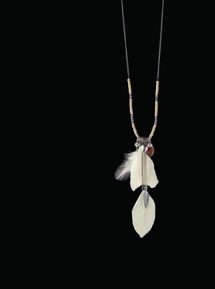 NECKLACE CODE: 2262 19,90 Necklace with white feather accents, gold-plated metal ornaments,