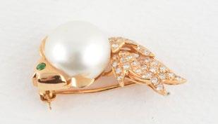 1005,, EMERALS AND PEARL 18K yellow gold fish-shaped brooch set with a pearl, a little emerald and diamonds pave. Weight: 6.1g.