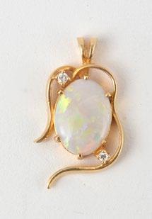 1025, OPAL AND 14K yellow gold pendant set in the centre with an opal measuring 15,68x12,08mm and with