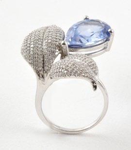 1041, SAPHIR AND White gold ring set with a pear shaped cut