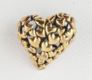 1090 STERLING SILVER AND Heart-shaped 18K yellow gold and sterling silver brooch. Weight: 10.2g.