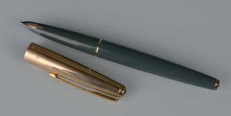 PARKER FOUNTAIN PENS AND A PEN SET, these include a Maxima in a blue and gold, a 17 in black and gold, a Duofold in