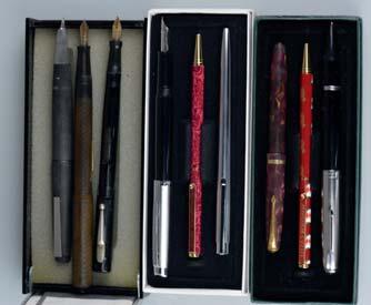 Watches Lot 54 Lot 54 A TRAY OF COLLECTABLE FOUNTAIN AND BALLPOINT PENS, these including a Lamy 2000 fountain in its original box, a Conway Stewart 12 in pearloid red, a Parker 61 in black and
