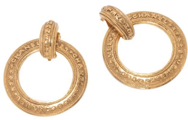 SZZ121W Hoop clip earrings with detailed gold-toned metal.