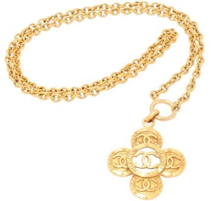 SZZ121J metal rolo chain and clover-shaped CC artisanal pendant.