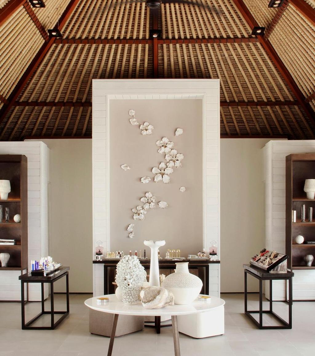 The Cheval Blanc Spa Boutique unveils a lively universe, full of surprises and attentions, in a white and taupe setting.