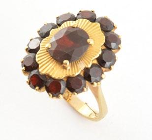 25 54 14K yellow gold ring set with red stones,