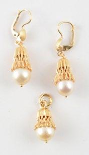 a pendant set with cultured pearls. Total weight: 8.5g.