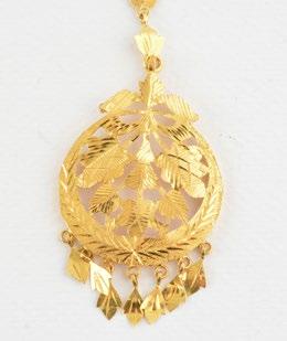 152 10K yellow gold chain and its 10K yellow gold pendant depicting a lion. Total weight: 12.