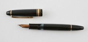 146 - Gilt metal and black lacquer fountain pen, head of the