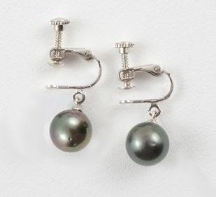 16B TAHITIAN PEARLS Pair of tahitian pearls earrings. Weight: 5.2g.
