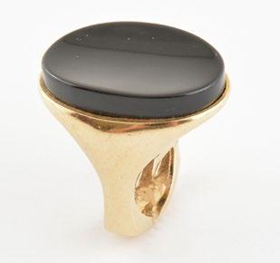 37 AND ONYX 14K yellow gold ring set with a cabochon-cut onyx. Weight: 17.