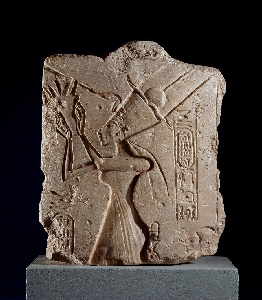 Fig. 4: Nefertiti offering a bouquet to the Aten. Photograph courtesy of the Ashmolean Museum.