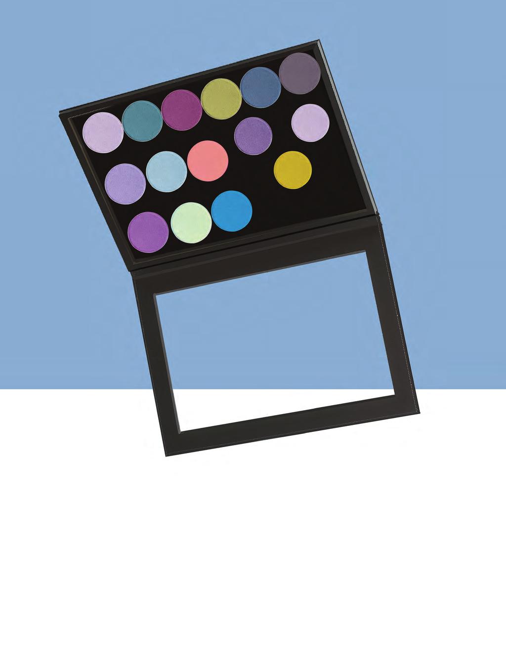 Customizable Lightweight Magnetic Palette This ultra-lightweight palette is a must have in any makeup kit.