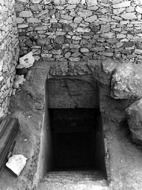 2 1. Howard Carter s discovery Text A The Valley of the Kings The Valley of the Kings is on the west bank of the Nile, opposite the ancient city of Thebes.