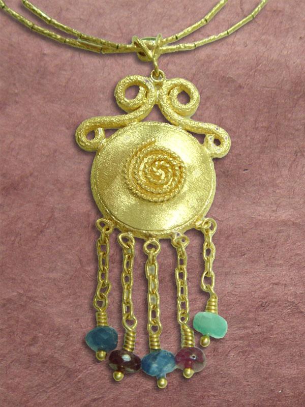 It is inspired by an ancient broche worn by a Hittite princess. The Hittite kingdom lasted from roughly 1680 BC to about 1180 BC.