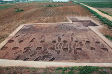 A thin burnt clay layer is found in the center of the floors of F3 and F5 and fragments of pottery struts are left. All the houses are larger than those of Phase I.