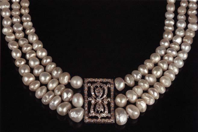 KH Natural, with Coating There has been much speculation over the last few years about the prevalence of artificial coatings applied to cultured pearls to enhance their luster.