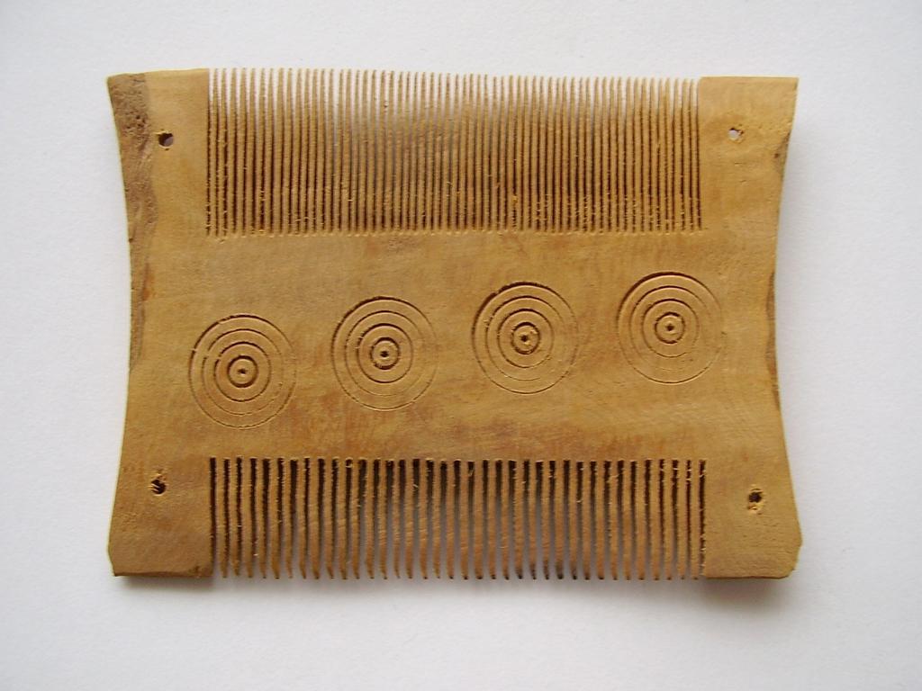 Cosmetic accessory 2006.1215 Comb Wood / hand-crafted Flat two-edged comb with fine and wider teeth.