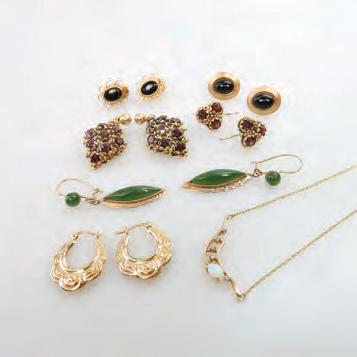 8 grams Provenance: Estate of Carol Solway, Toronto $450 600 75 SMALL QUANTITY OF GOLD JEWELLERY including 4 pairs