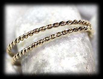 59 gram. Estimate: R3,700 R6,800 78 2x 9 carat yellow polished gold twisted wire BANDS.