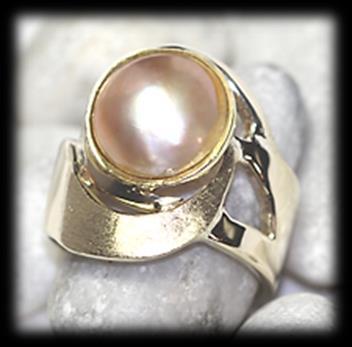 Set in top over gold (bezels) and claws 3 flat cultured blister fresh water pearls, 6.7mm x 6.8mm. Mass: 3.26 gram.