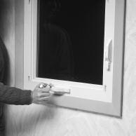 Photo 1 Photo 2 TO CLEAN THE CASEMENT WINDOW, FOLLOW THESE STEPS: 1) Turn the screen