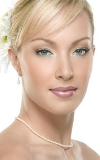 The Bridesmaids Pretty as a Picture Dream Girl Apply Moonstone from lashline to browbone and along the inner third of your lower Apply Hazelnut over the eyelid, and blend where it meets