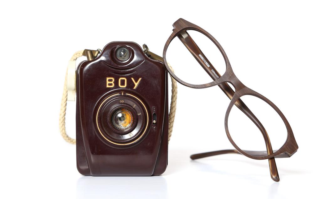 VINTAGE Cool people live their individualism. What better way to show it than with striking eyeglasses?