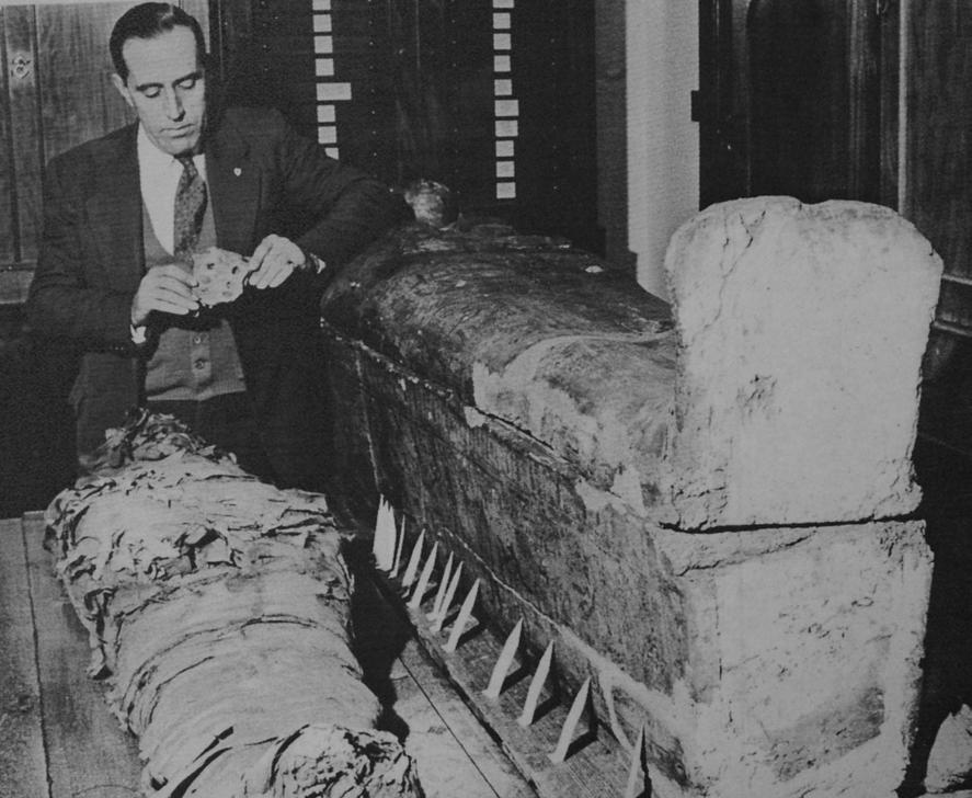 EXETER EXE.3 Coffin of Iussenunut Transferred to University of Wales Swansea 1982: see SWU.XX.. Fig. EXE.3.1: Coffin (EXE.3) and mummy of Iussenumut with C.V. Anthony Adams, early 1960s EXE.