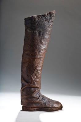 The sole of the boot features layers of leather creating a low platform that would have augmented height but there is no evidence of a distinct heel.