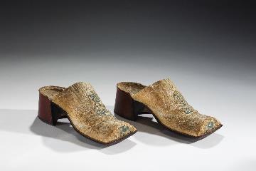 Men s mules, English, c. 1690-1715 Men and women wore distinctly different heels by the end of p the 17th century. Whether stacked or leather covered, men s heels were typically broad and sturdy.