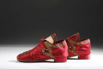 This pair of men s mules features high flared heels in keeping with turn of the 18th century men s fashion and would have been worn at home as part of a gentleman s undress.