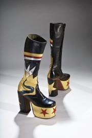 In the 1970s, men favoured footwear with distinct heels rather than shoes with solid platforms which in the history of Western fashion have always been feminine.