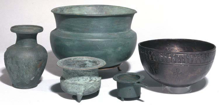 Beside the offering tables bowls, cups and jars were often placed in Meroitic