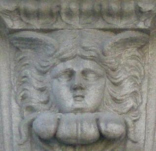 Plaça del Duc de Medinaceli, 7 2 1 Pilar Torres Medusa s heads in Barcelona